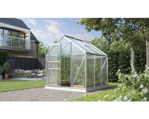 Skleník v záhrade s otvorenými dverami a rastúcimi rastlinami