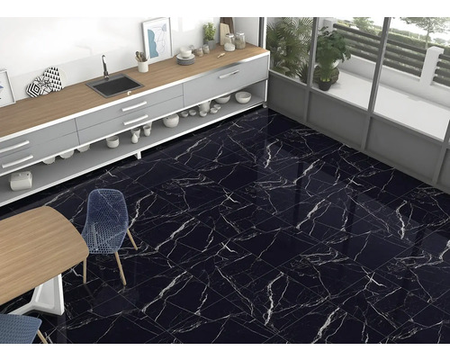 Kuchynská scéna s čiernou podlahou so vzhľadom mramoru, jedálenským stolom a kuchynskou linkou.