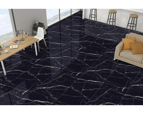 Interiér s podlahovými dlaždicami vzhľadu mramoru, kancelárskym stolom a posedením