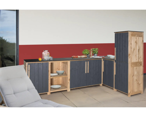 Vonkajšia kuchyňa z dreva so skrinkami, policami a pracovnou doskou