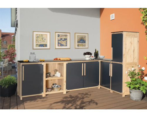 Vonkajšia kuchyňa z dreva s pracovnou doskou a úložným priestorom na terase.