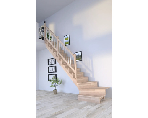 Drevené schodisko so zábradlím vo svetlej miestnosti.