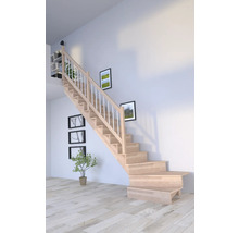 Svetlé drevené schodisko s bielym zábradlím vo svetlej miestnosti.