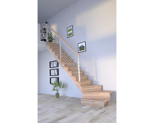 Drevené schodisko s kovovým zábradlím vo svetlej miestnosti