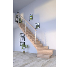 Drevené schodisko s kovovým zábradlím vo svetlej miestnosti