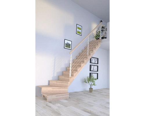 Drevené schodisko so zábradlím vo svetlej miestnosti