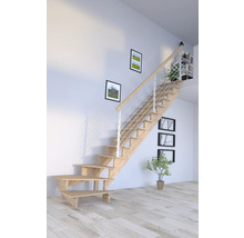 Drevené schodisko so zábradlím v svetlej miestnosti