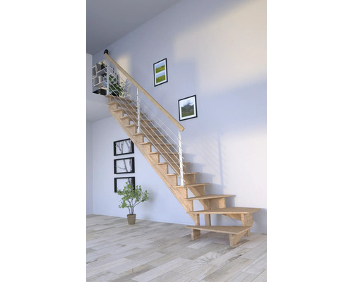 Drevené schodisko s kovovým zábradlím vo svetlej miestnosti.