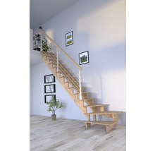 Drevené schodisko s nerezovým zábradlím vo svetlej miestnosti