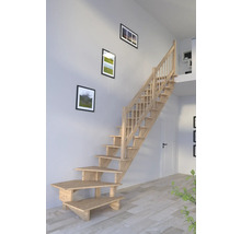 Drevené schodisko v interiéri domu s minimalistickým dizajnom a svetlým prostredím.