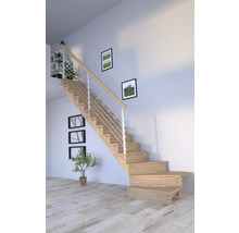 Pohľad do miestnosti s dreveným schodiskom, nerezovým zábradlím a nástennou dekoráciou