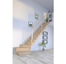 Drevené schodisko so zábradlím vo svetlej miestnosti