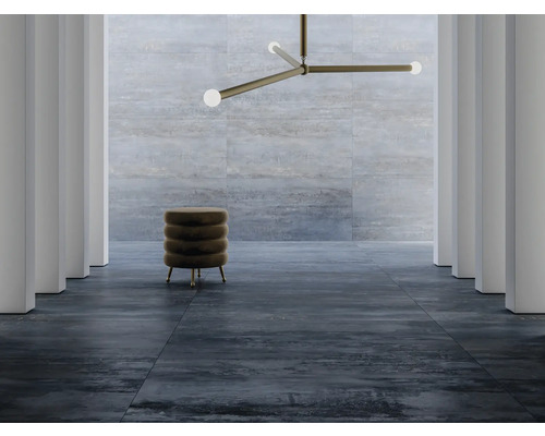 Interiérový pohľad s dlažbou, stoličkou a stropným svietidlom