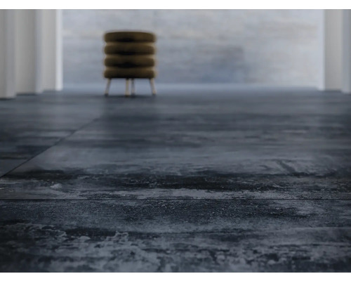 Tmavé podlahové dlaždice položené v interiéri.