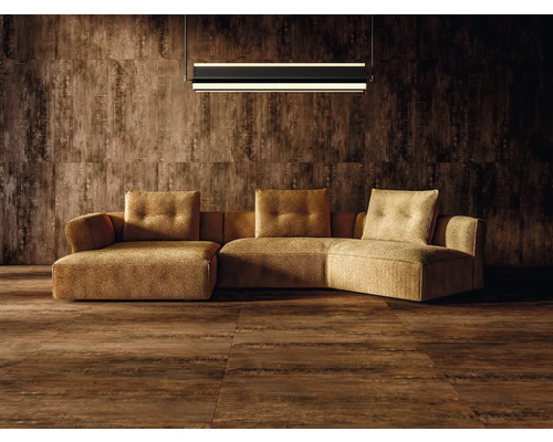 Obývacia izba s pohovkou, obklady stien a podláh s vzhľadom dreva