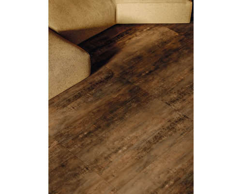 Pokládka podlahových dlaždíc v obývacej izbe