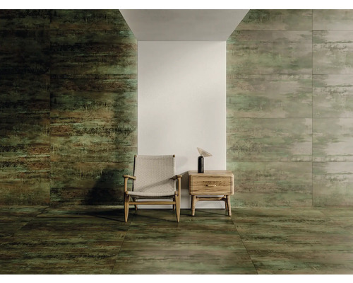 Zobrazenie miestnosti s dlaždicami na stene a podlahe, kreslo a nočný stolík