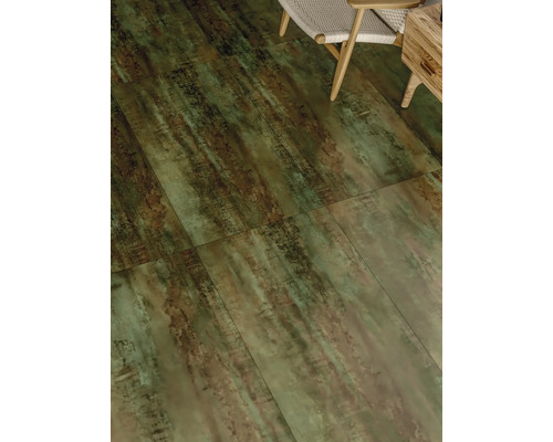 Pokládka interiérových dlaždíc s dreveným dekórom a posedením