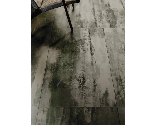 Detailný pohľad na dlaždice a stoličku