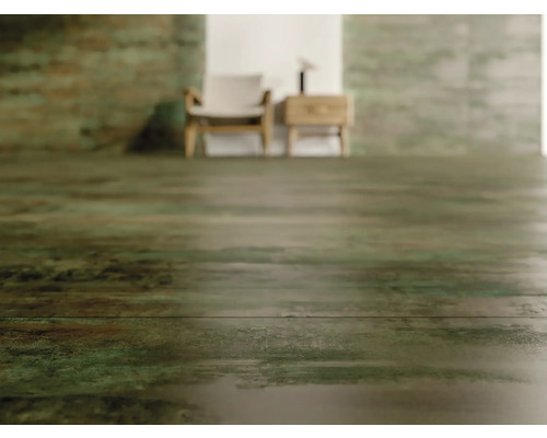 Svetlá miestnosť s podlahovými dlaždicami imitujúcimi drevo, stoličkou a nočným stolíkom