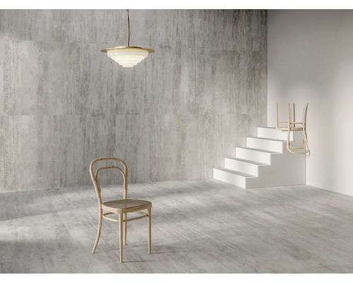 Interiér so šedými vzorovanými dlaždicami, stropnou lampou, stoličkou a schodiskom