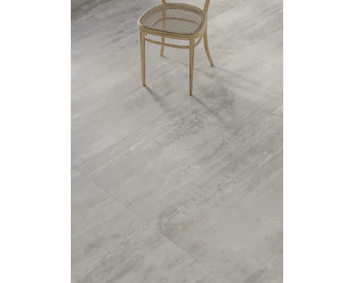 Pokládka podlahových dlaždíc so stoličkou