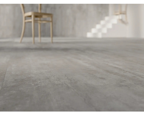 Dlaždicová podlaha so stoličkou a schodiskom v pozadí