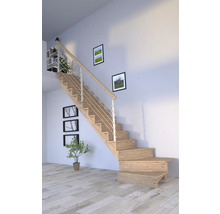 Drevené schodisko so zábradlím vo svetlej miestnosti.