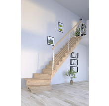 Svetlé drevené schodisko s nerezovým zábradlím vo svetlej miestnosti s dekoráciou