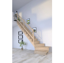 Svetlé drevené schodisko v svetlej miestnosti s dekoráciami na stene.