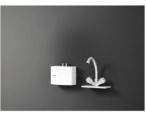 Elektrický ohrievač vody vedľa kohútika na stene