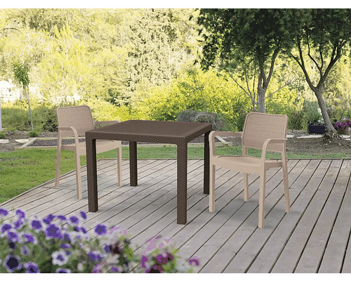 Štvorcový plastový záhradný stôl s dvoma stoličkami na terase