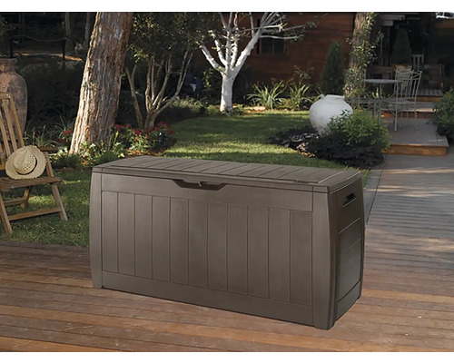 Záhradná scéna s úložným boxom na drevenej terase.