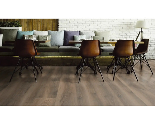 Interiér s drevenou podlahou, stolmi a stoličkami