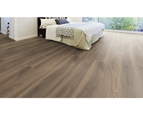 Svetlá spálňa s drevenou podlahou