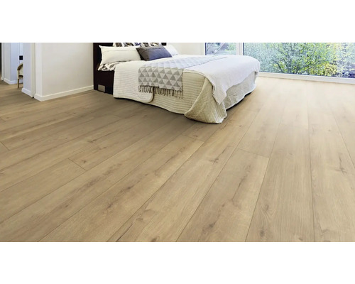 Svetlá laminátová podlaha v spálni s posteľou a veľkým oknom.