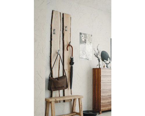 Predsieň s vešiakom na šaty z kmeňov stromov, lavicou, dáždnikom a taškou