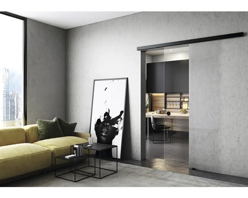 Obývacia izba s posuvnými dverami do kuchyne.