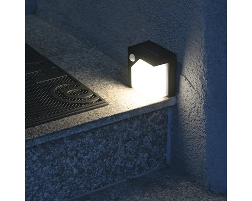 Štvorcové solárne svietidlo so senzorom pohybu na schodisku