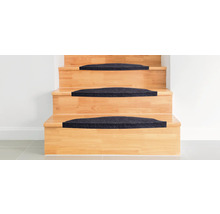 Drevené schodisko s kobercovými stupnicami