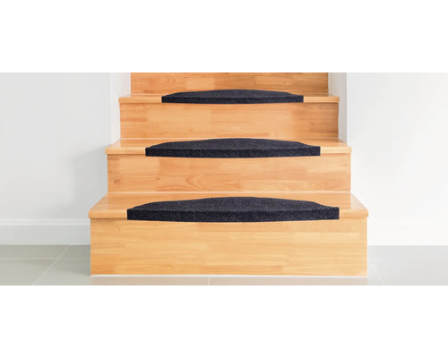 Drevené schodisko s kobercovými stupnicami