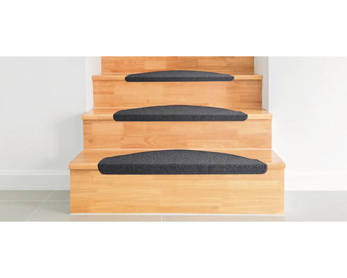 Drevené schodisko so sivými stupienkami pre zvukovú izoláciu a zvýšenie bezpečnosti