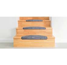 Drevené schodisko so sivými stupnicami pre väčšiu bezpečnosť a pohodlie