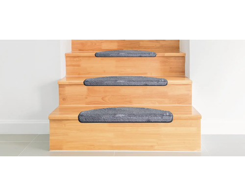 Drevené schodisko so sivými stupnicami pre väčšiu bezpečnosť a pohodlie