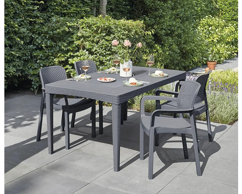 Záhradná scéna s jedálenským stolom a štyrmi stoličkami na terase