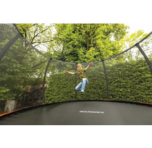 Chlapec skáče na záhradnej trampolíne so sieťou značky Marimex