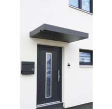 Vchodové dvere so strieškou a poštovou schránkou