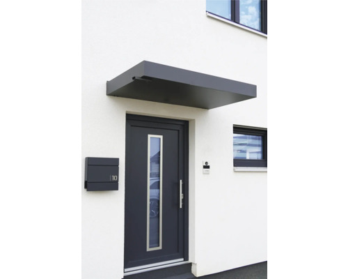 Vchodové dvere so strieškou a poštovou schránkou