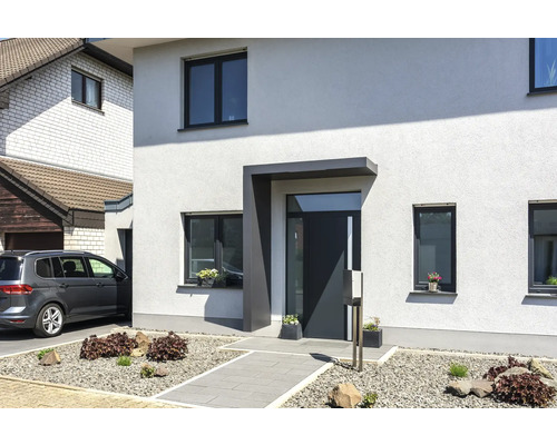 Vchodová strieška Gutta BS Plus 160 RAL 7016 160x90 cm vrátane ľavého bočného dielu, odtok vody v bočnom diele Moderný dom so vstupom, oknami a upravenou predzáhradkou