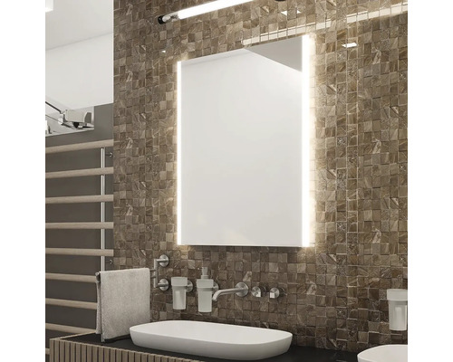 Moderná kúpeľňa s osvetleným zrkadlom, umývadlom na dosku a mozaikovými obkladmi